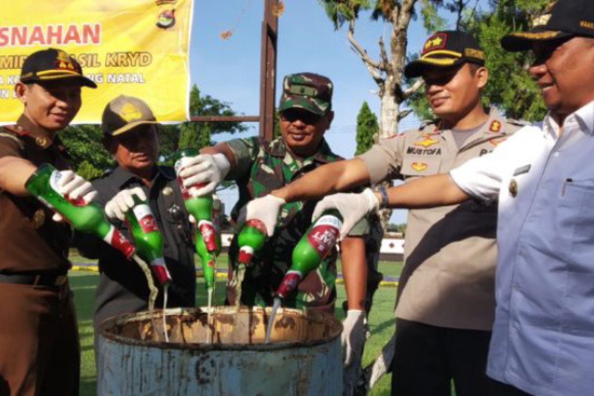 Ribuan botol miras berbagai jenis di Sumbawa Barat dimusnahkan