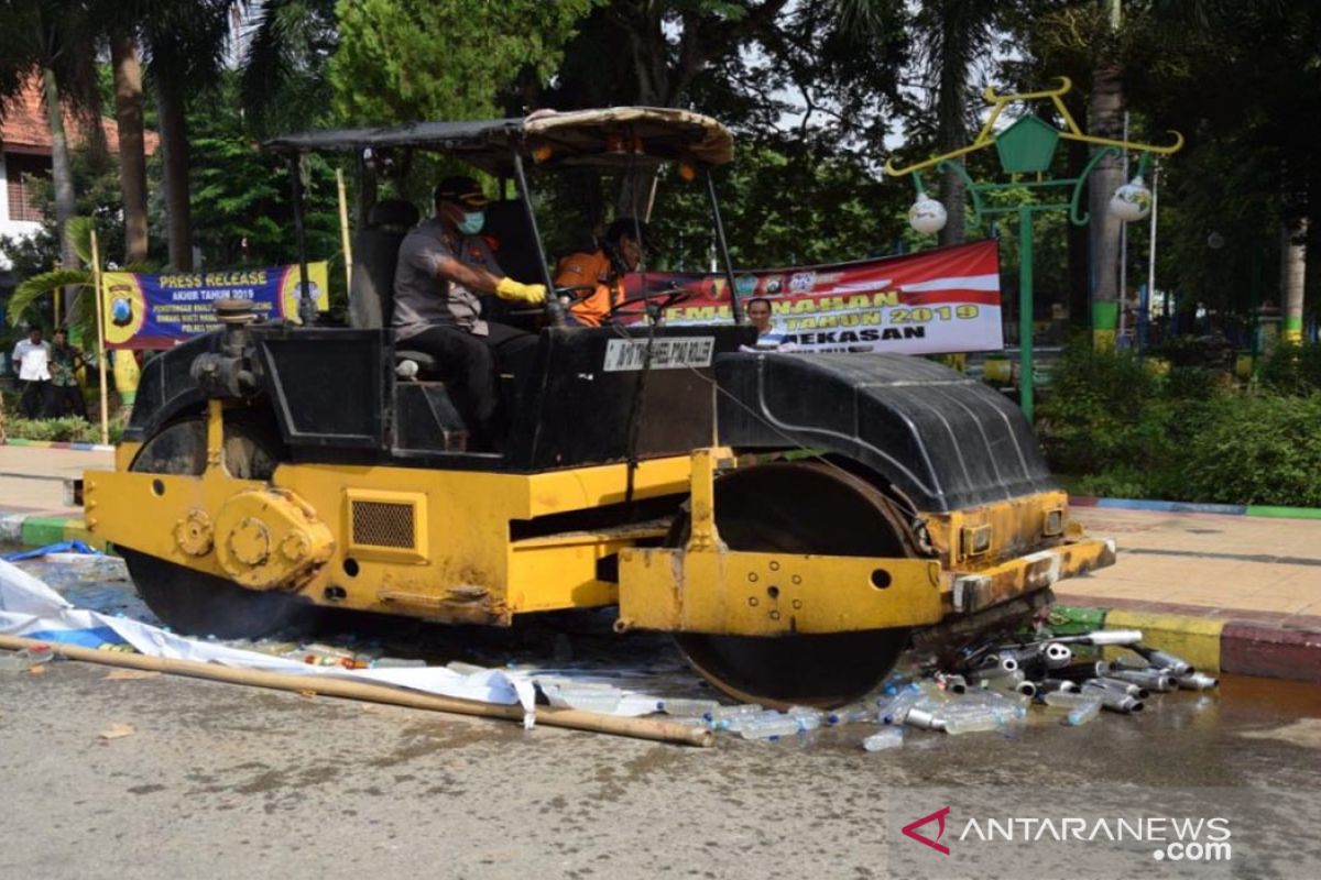 Polres Pamekasan musnahkan ratusan botol minuman keras