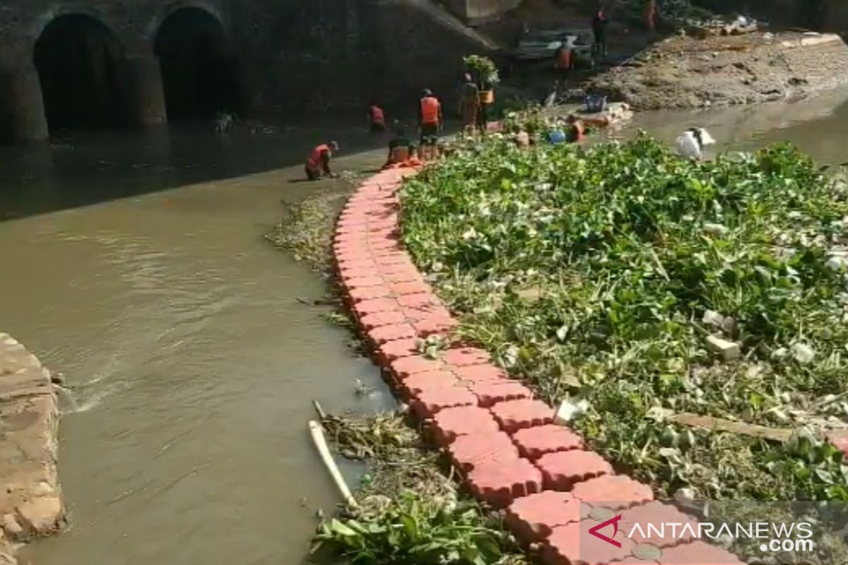 Jakarta Timur siagakan 1.035 petugas evakuasi sampah aliran air