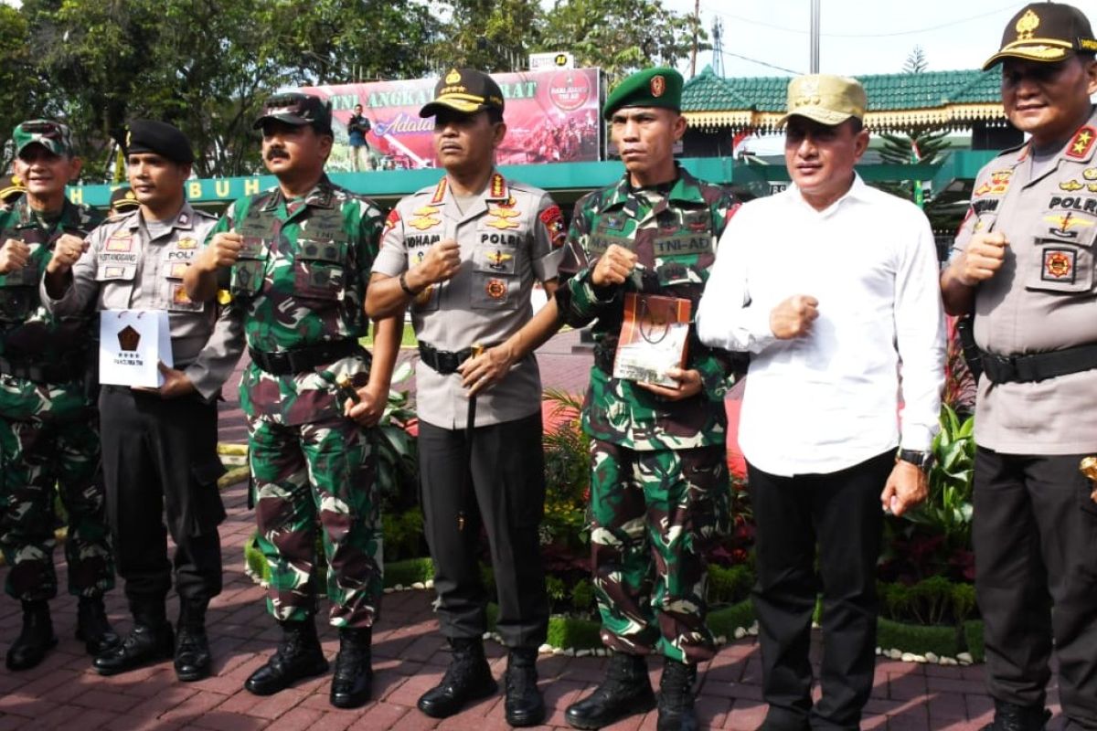 Panglima TNI berikan penghargaan kepada dua prajurit TNI-Polri berprestasi