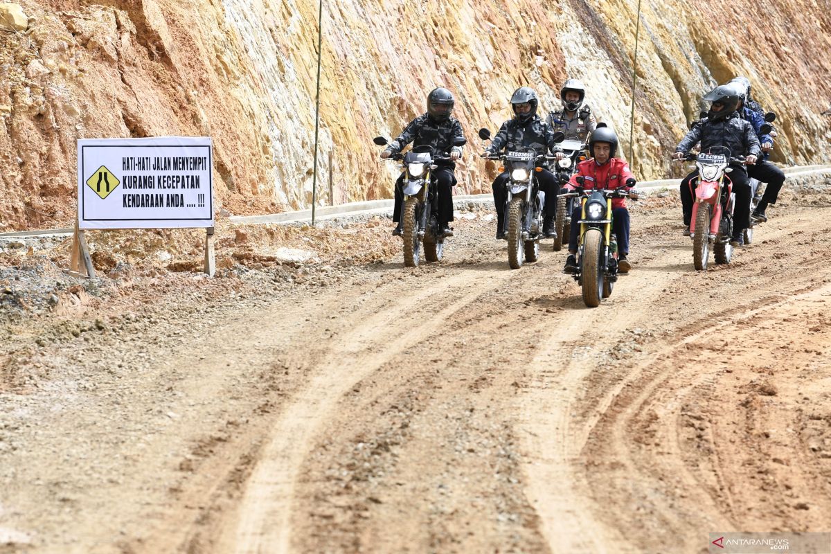 Presiden Jokowi jajal trek jalan perbatasan Nunukan tunggangi motor