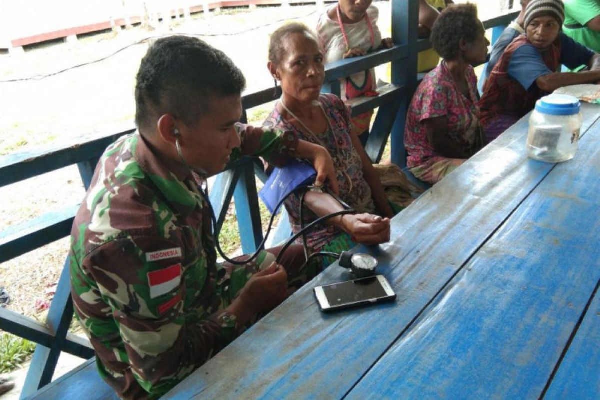 Satgas Pamtas RI-PNG berikan pelayanan kesehatan di Kampung Okyako Pegunungan Bintang