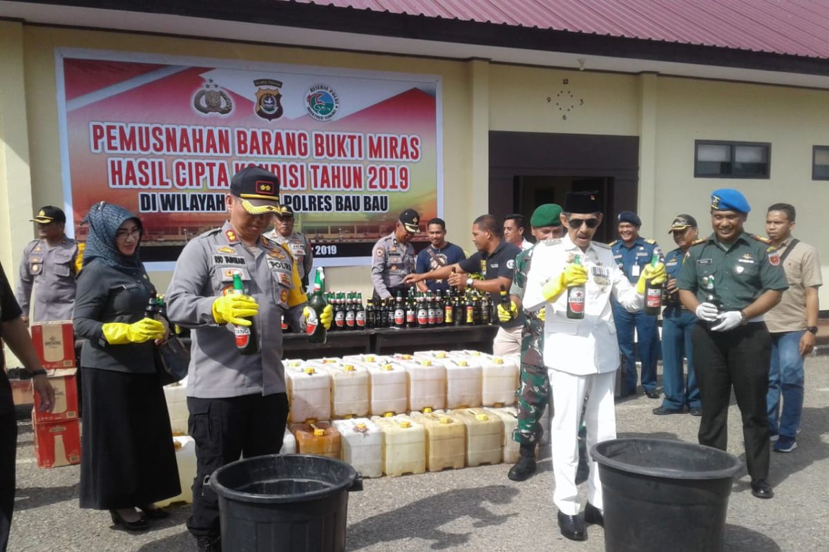 Polres Baubau musnahkan 1.900 liter arak hasil operasi Cipkon 2019