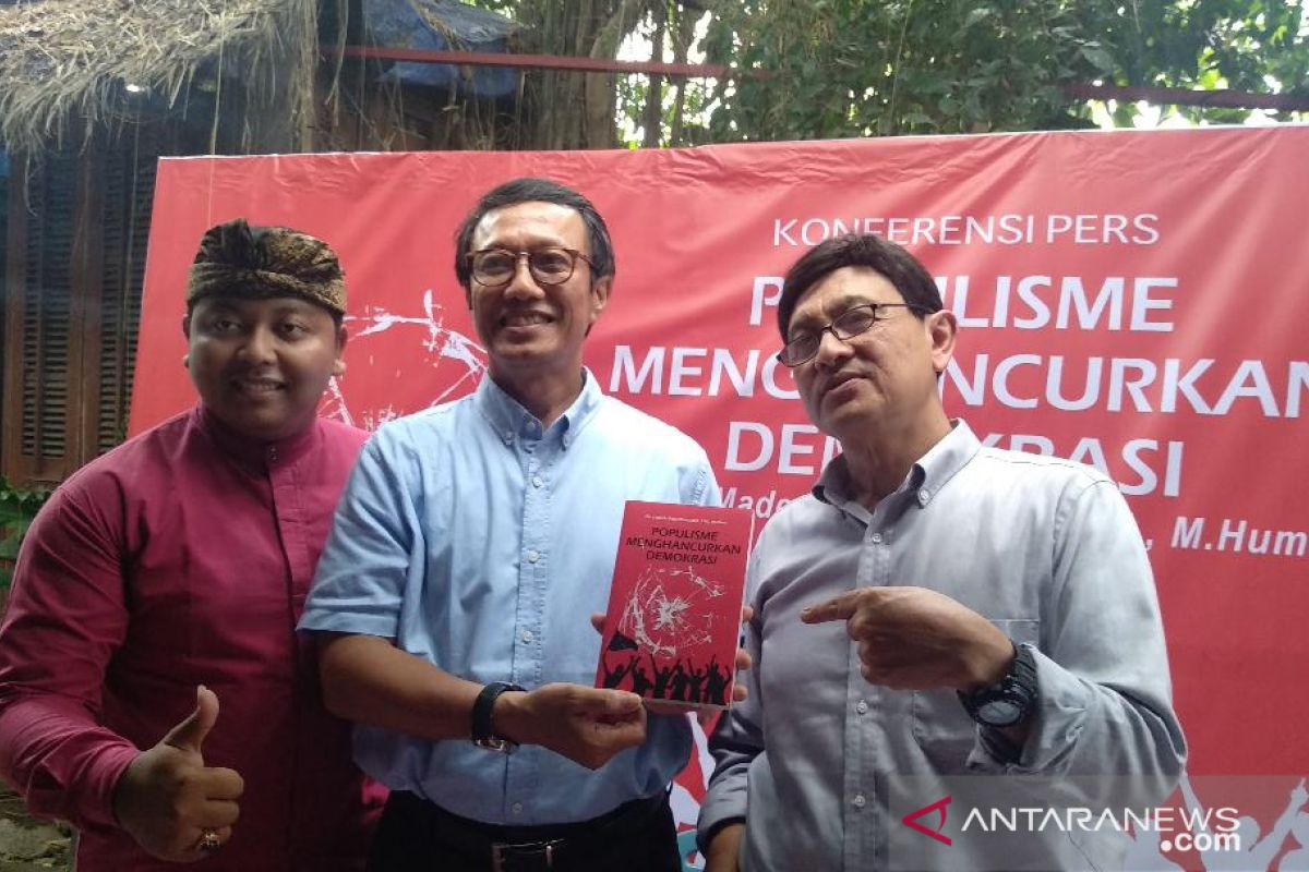 Buku "Populisme Menghacurkan Demokrasi" kritisi politik identitas