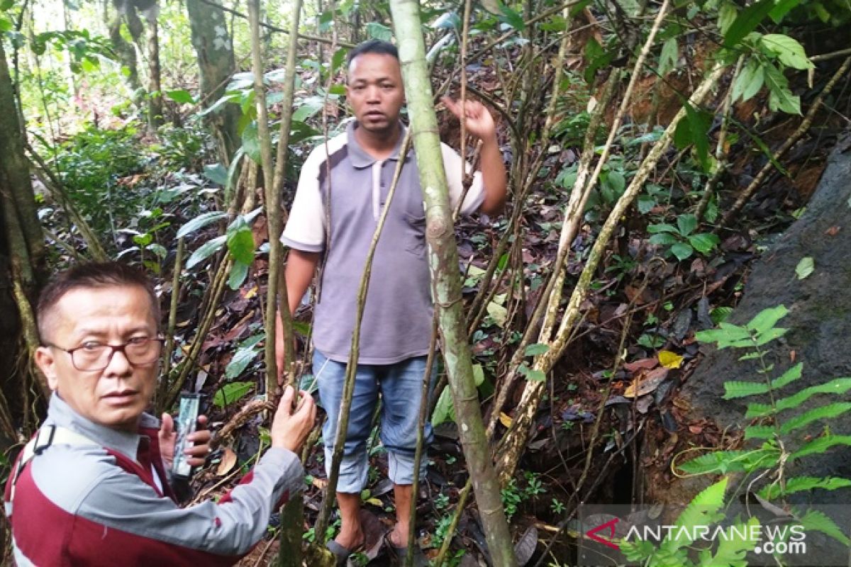 Tinjau lokasi retakan tanah di Limapuluh Kota, Dinas ESDM belum bisa pastikan penyebabnya