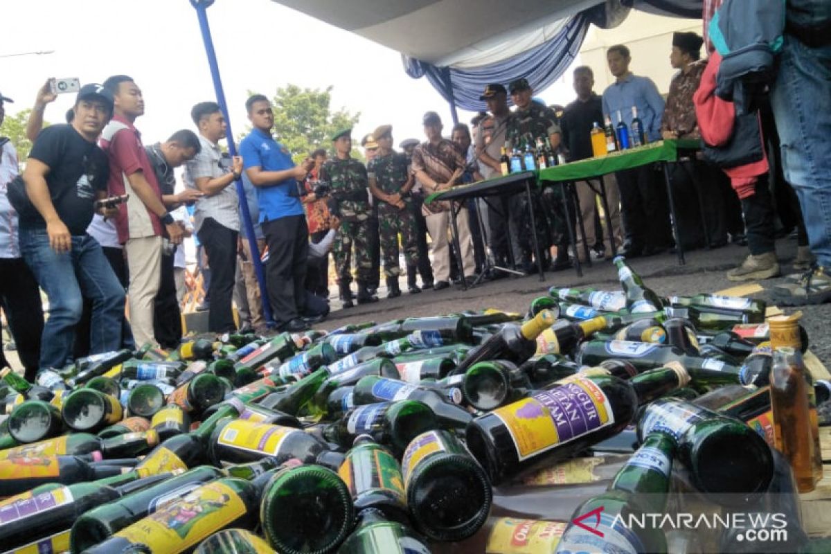 Polres musnahkan ribuan botol miras dan oplosan