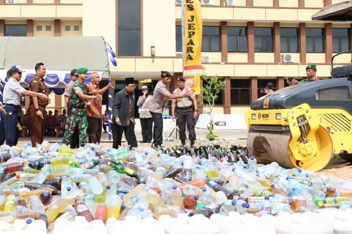 Polisi musnahkan 11.678 botol minuman keras