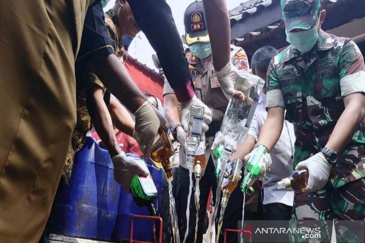 Seribuan liter minuman keras dimusnahkan polisi Surakarta