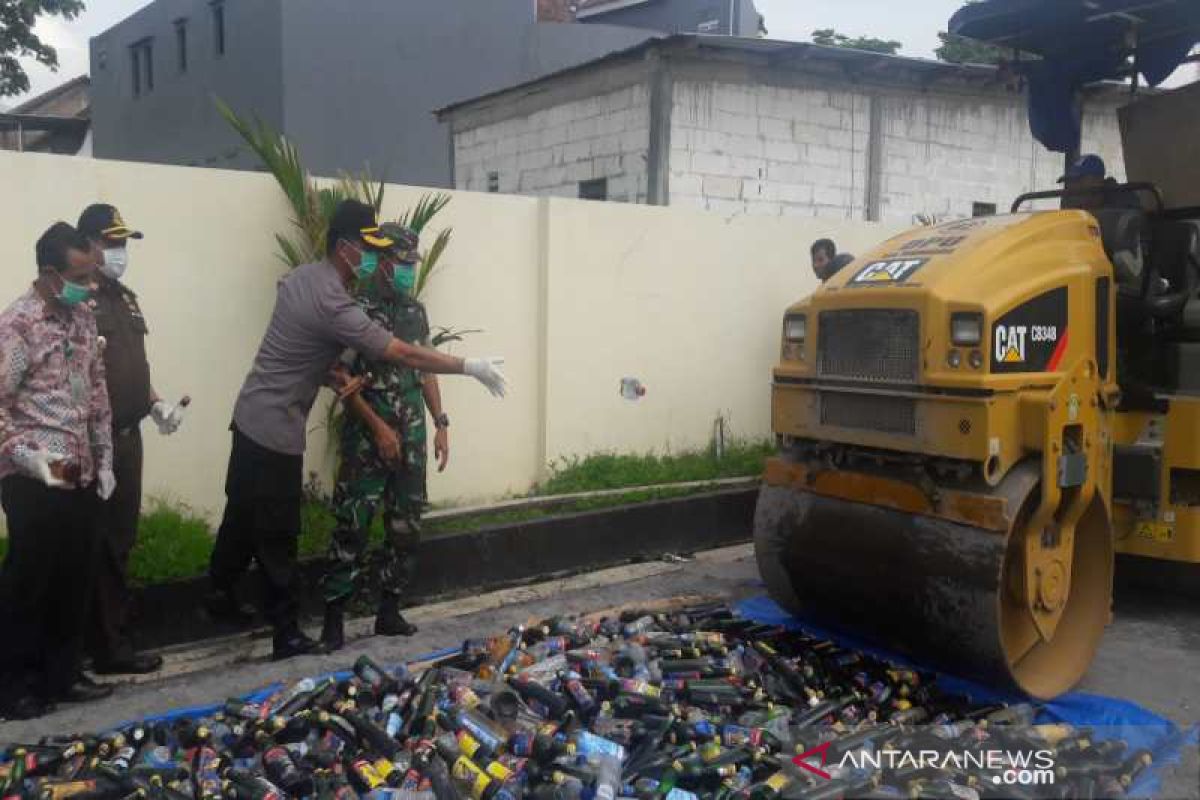 3.600 botol minuman beralkohol hasil sitaan di Temanggung dimusnahkan