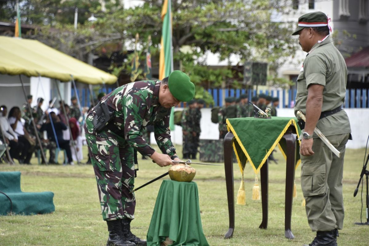 Minum air kelapa muda warnai peringatan Hari Infantri