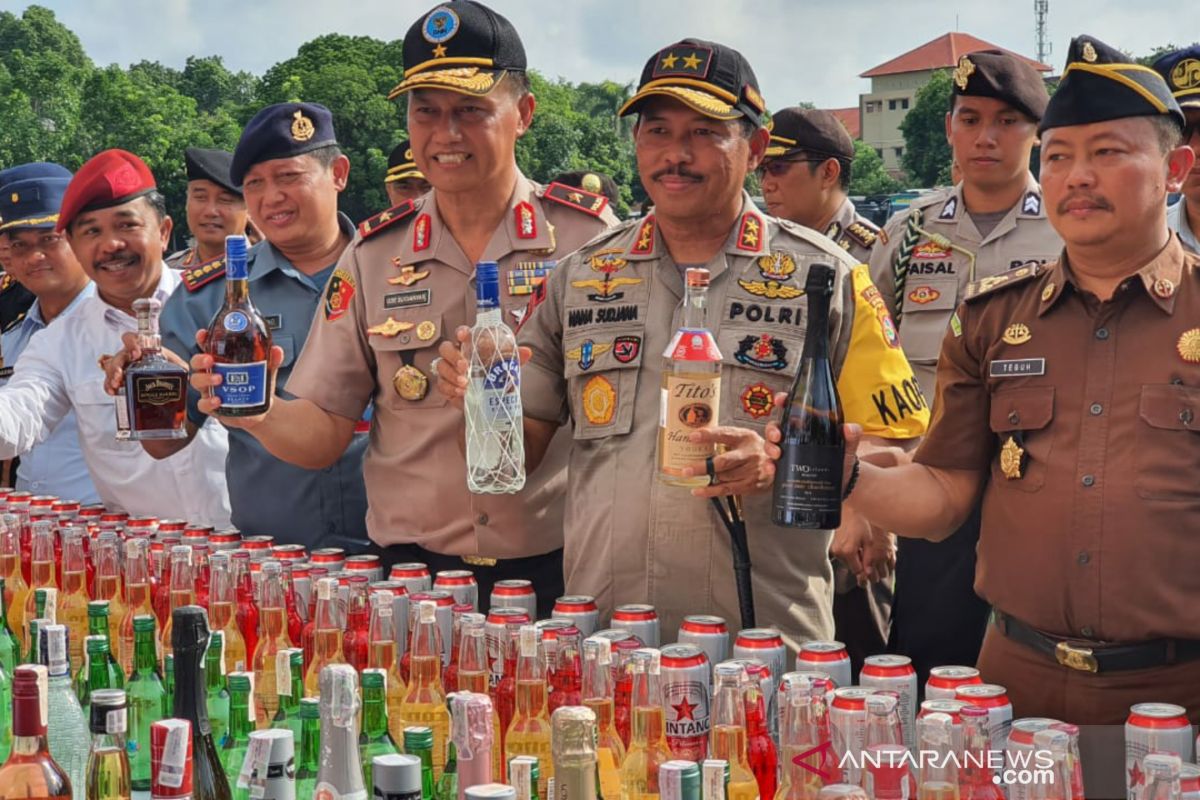 Polda NTB memusnahkan sebelas ribu botol minuman keras