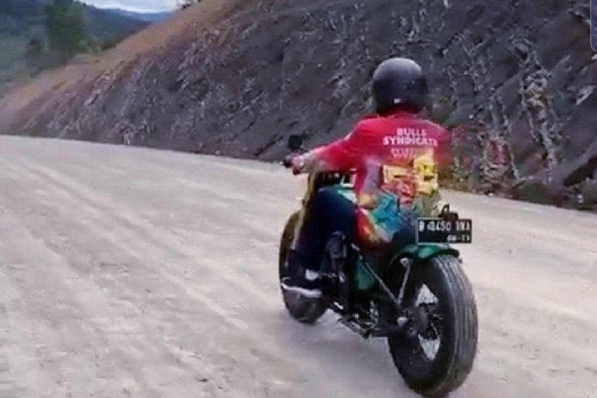 Presiden Joko Widodo jajal trek jalan perbatasan Nunukan tunggangi motor