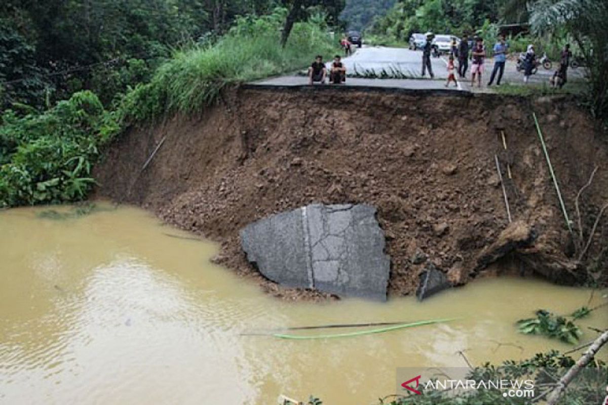Siaga darurat banjir dan longsor diberlakukan di Riau