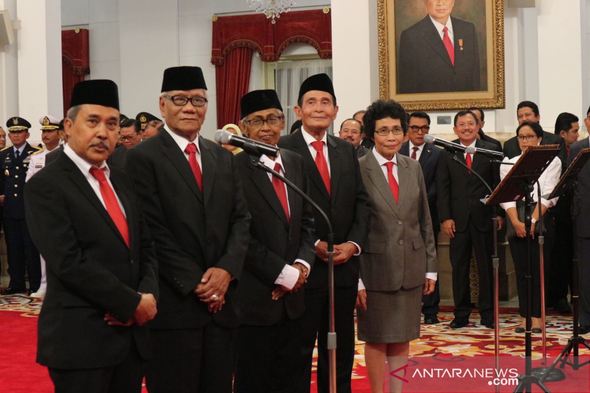 Jokowi witnesses oath-taking of members of KPK's supervisory council