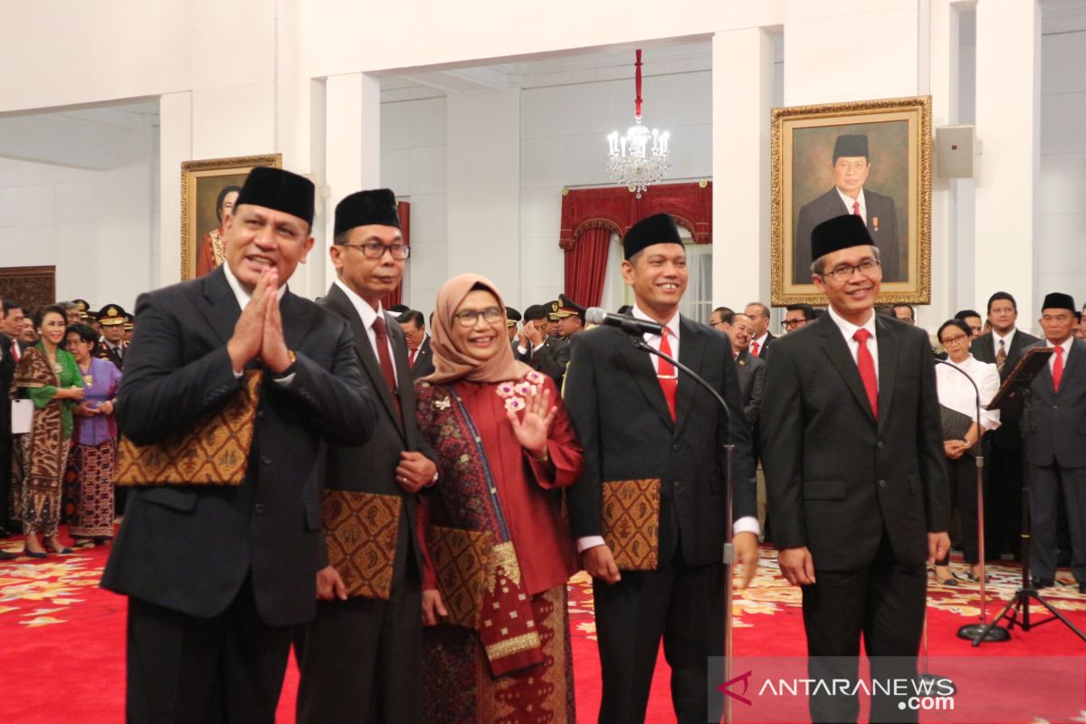 Firli Bahuri dan empat komisioner KPK lainnya ucapkan sumpah di hadapan Jokowi