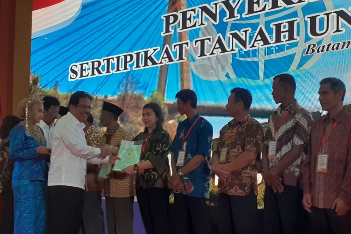 Menteri ATR bagikan 1.406 sertifikat Kampung Tua Batam