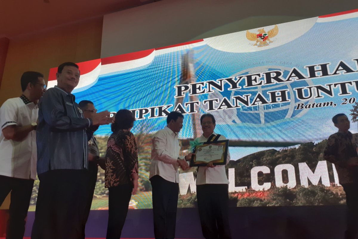Menteri ATR Sofyan Djalil terima Anugerah Batam Madani 2019