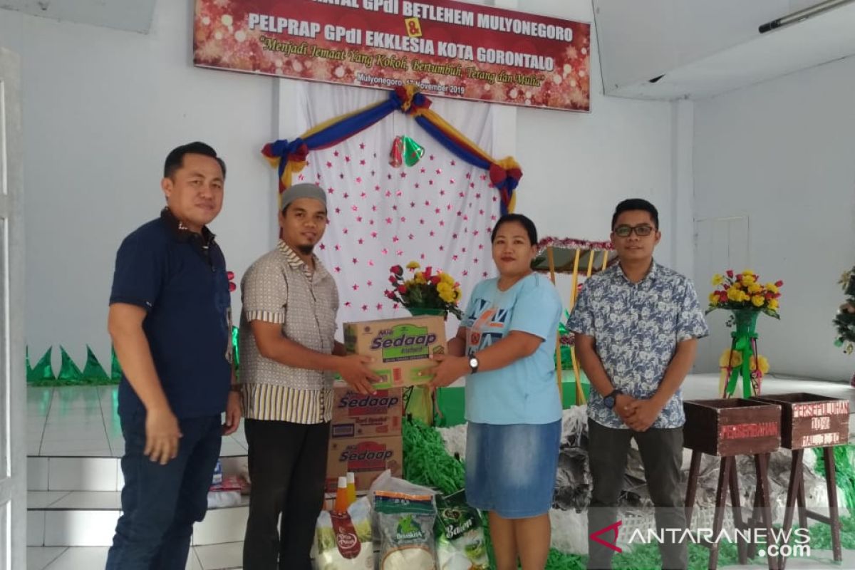 Karyawan PT Astra Daihatsu Gorontalo bagikan bingkisan Natal ke Gereja-Hamba Tuhan