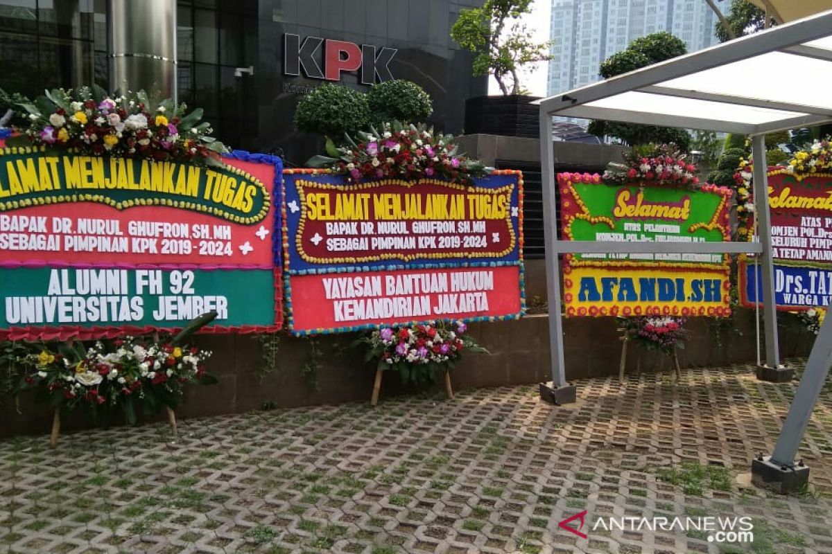 Karangan bunga untuk pimpinan terpilih penuhi pelataran gedung KPK