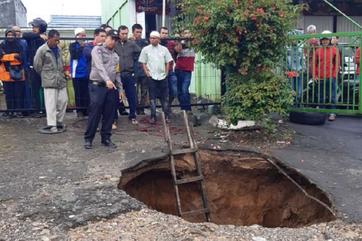 Shalat subuh ke masjid, seorang lansia hilang diduga terperosok ke lubang jalan yang amblas