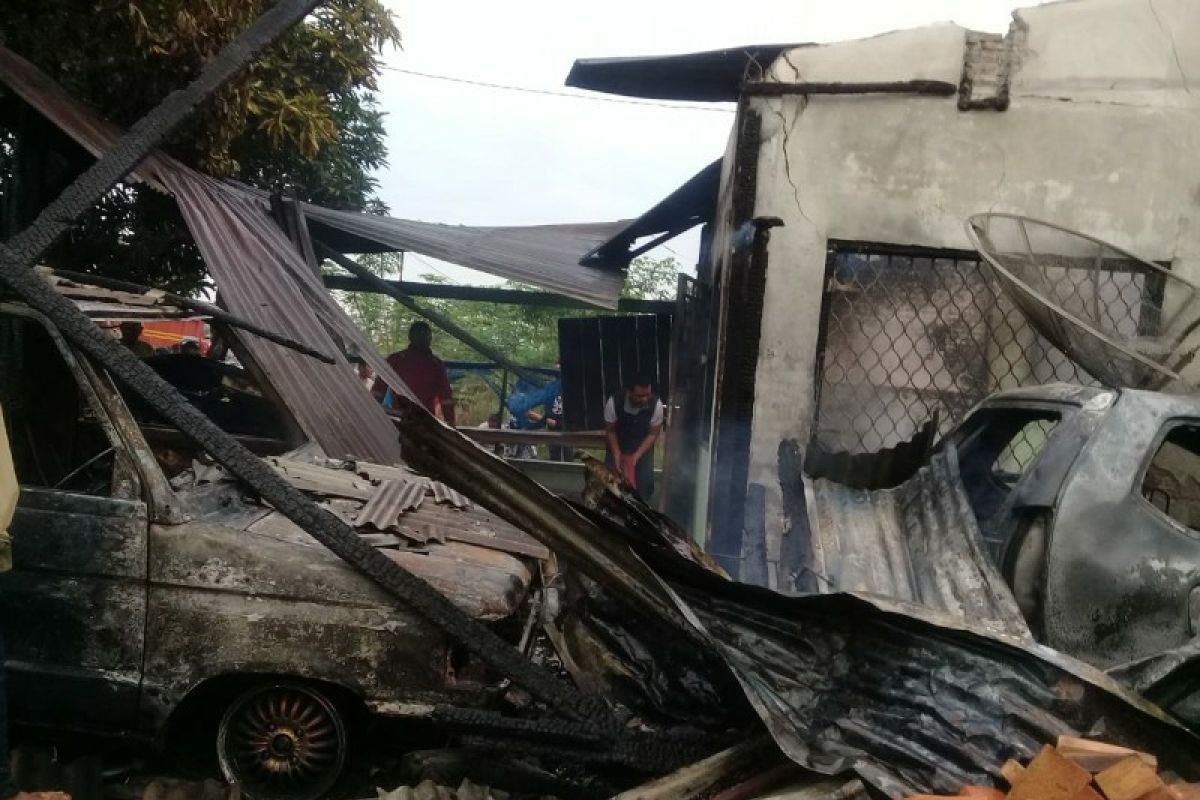Rumah dan dua unit mobil ludes terbakar di Perdagangan Simalungun