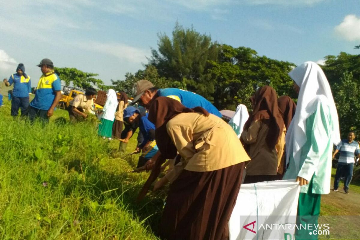 Anggota Pramuka NTB bersihkan Taman Wisata Loang Balok