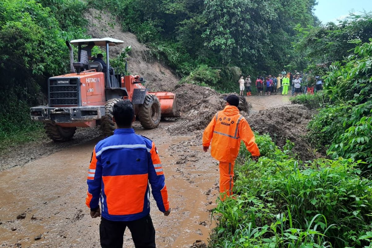 Alat berat dikerahkan bersihkan material longsor di Agam