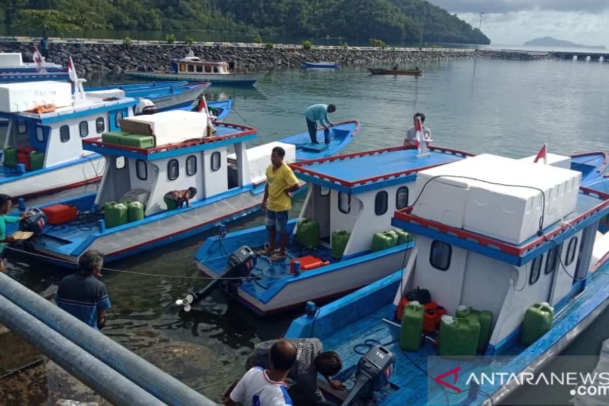 Bupati Sangihe serahkan belasan armada tangkap kepada  kelompok nelayan