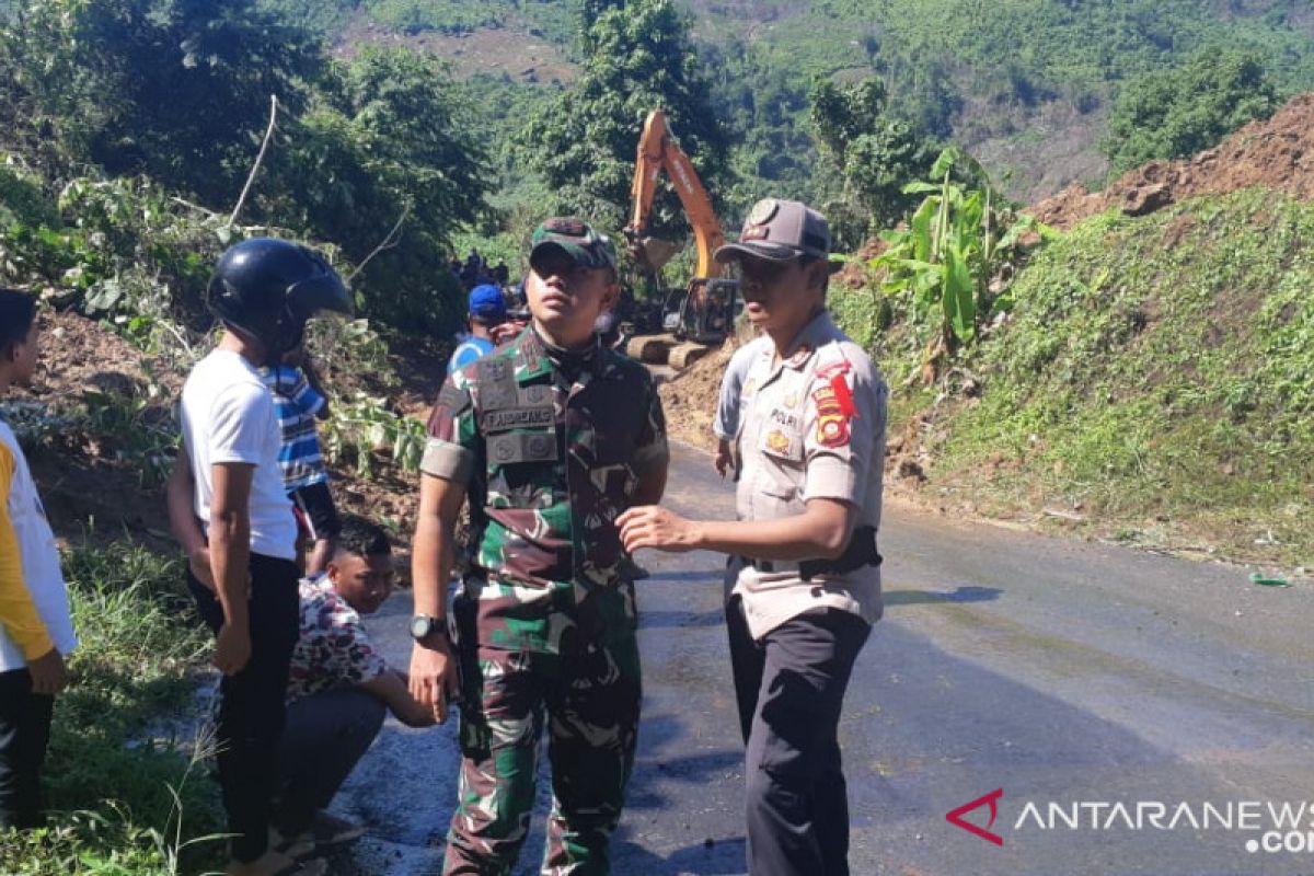 Dandim 1314/Gorontalo Utara Letkol Arm Firstya  terjun langsung ke lokasi longsor Sumalata