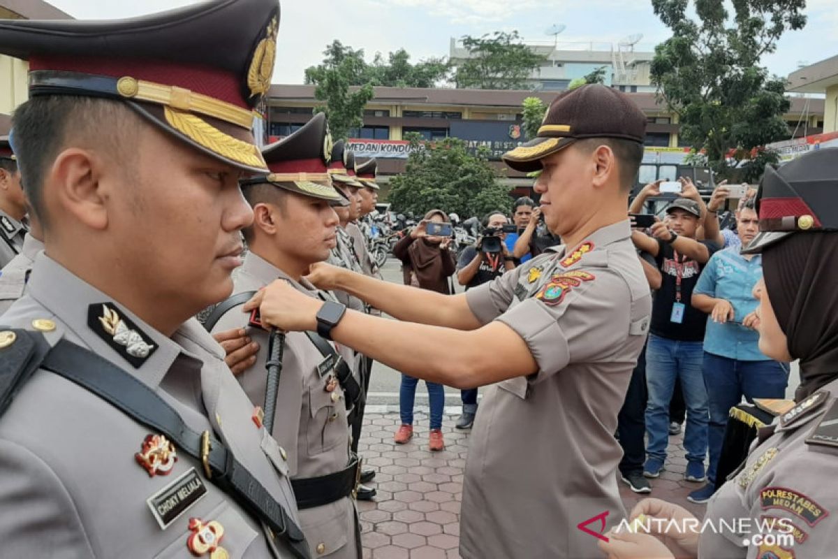 Kapolrestabes sertijab enam Kapolsek di Medan