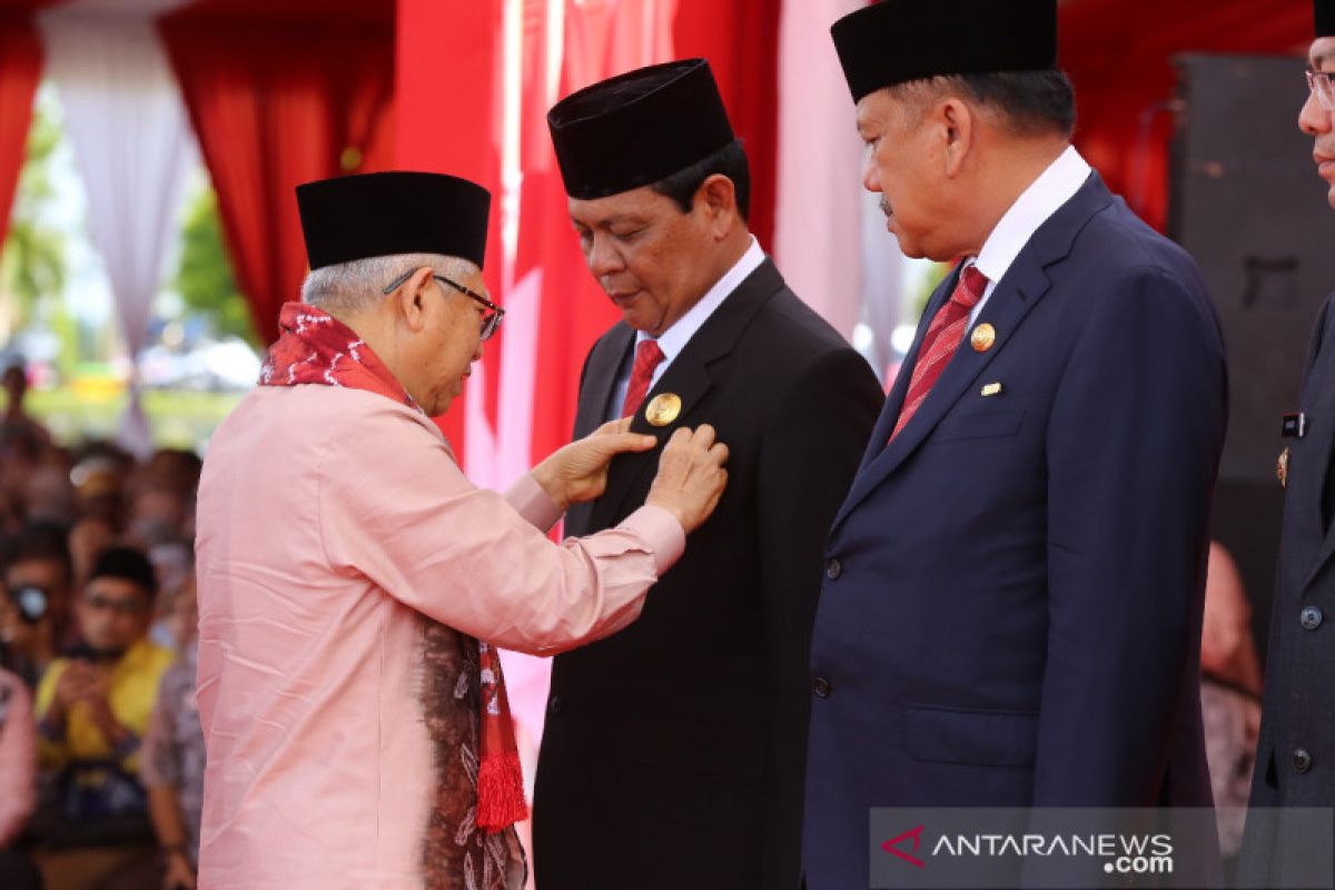 President bestows Satya Lencana Kebaktian Sosial to South Kalimantan Governor