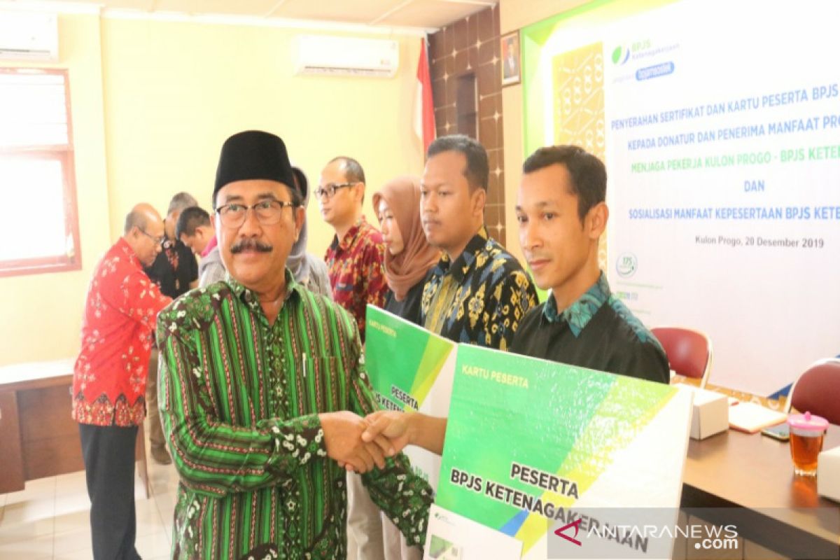 BPJS Ketenagakerjaan serahkan penghargaan "Jaga Kulon Progo"