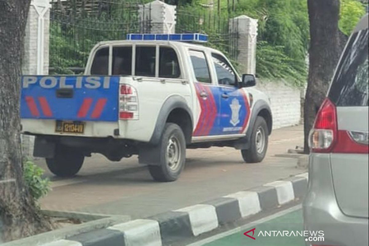 Polisi akan tindak tegas petugas yang parkir mobil di trotoar