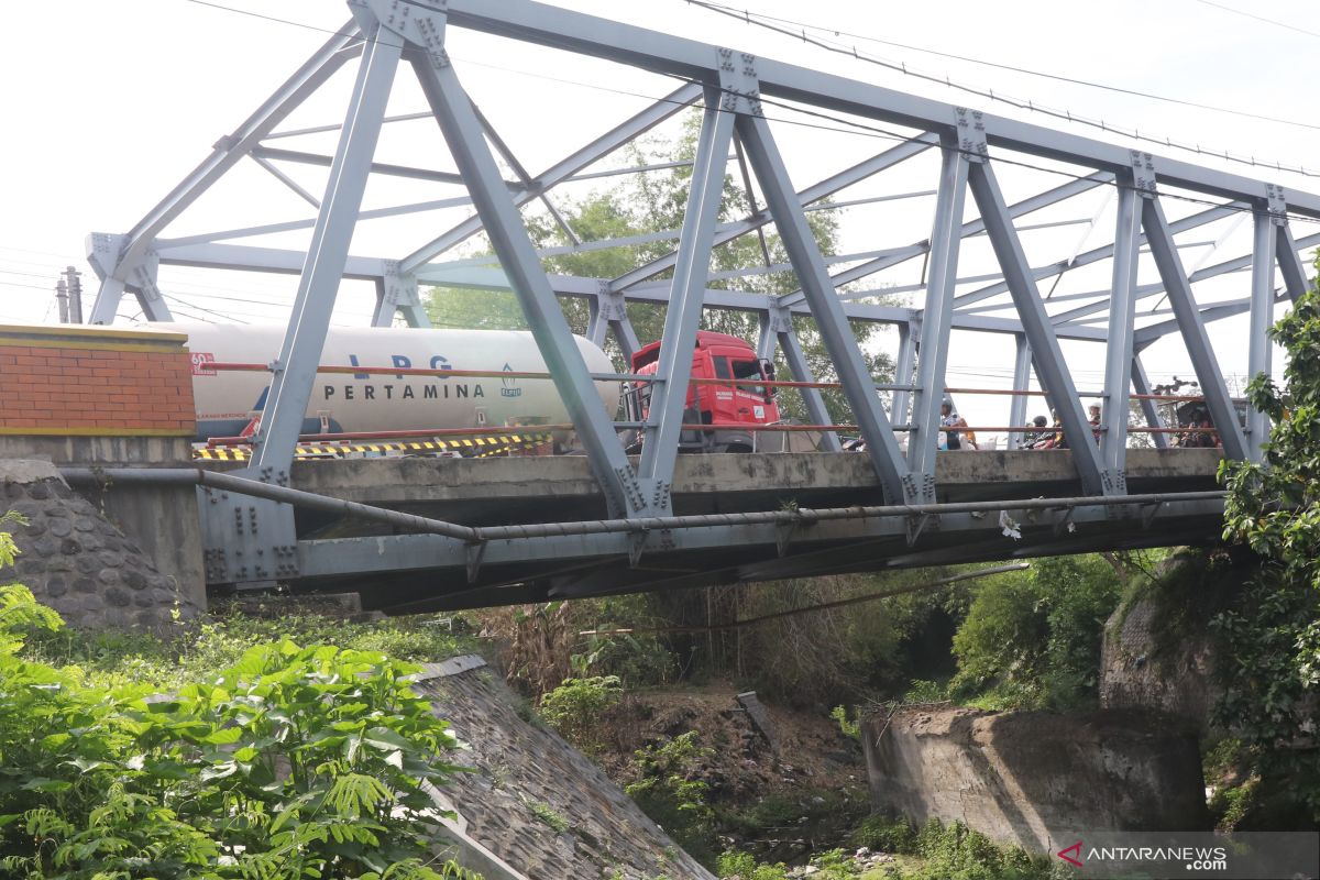Tjhai Chui Mie tinjau jembatan rusak di Roban Singkawang Timur