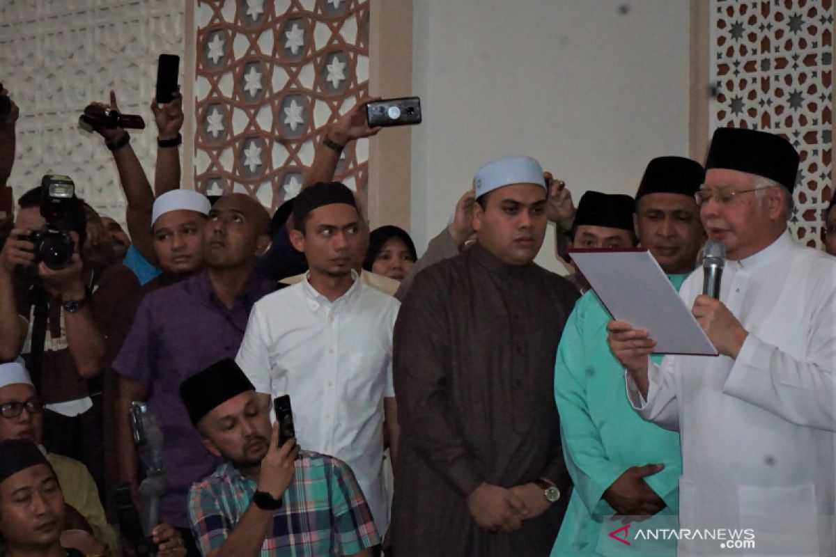 Najib Razak sumpah laknat  di masjid