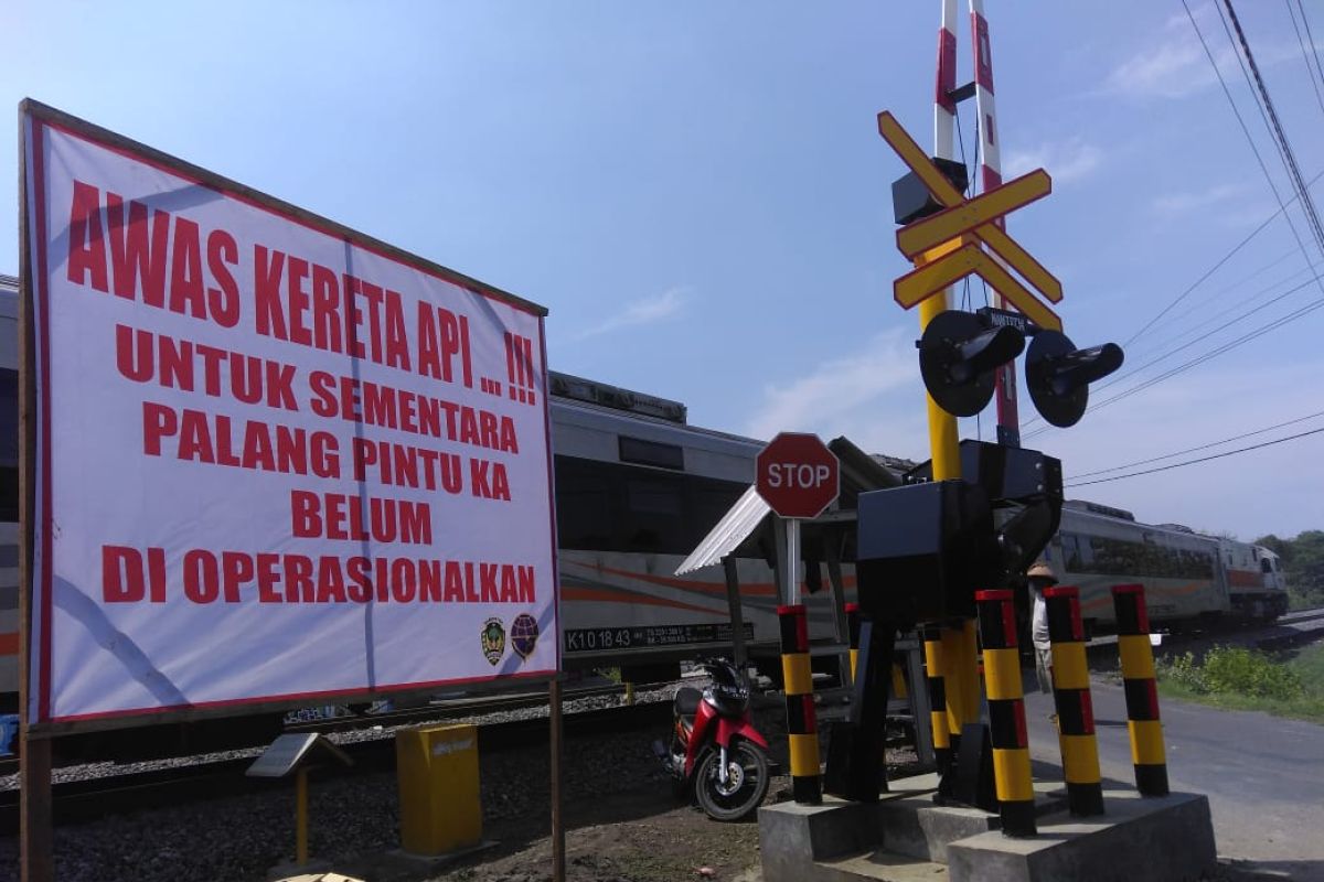 Pemkab Madiun pasang palang perlintasan KA tak terjaga