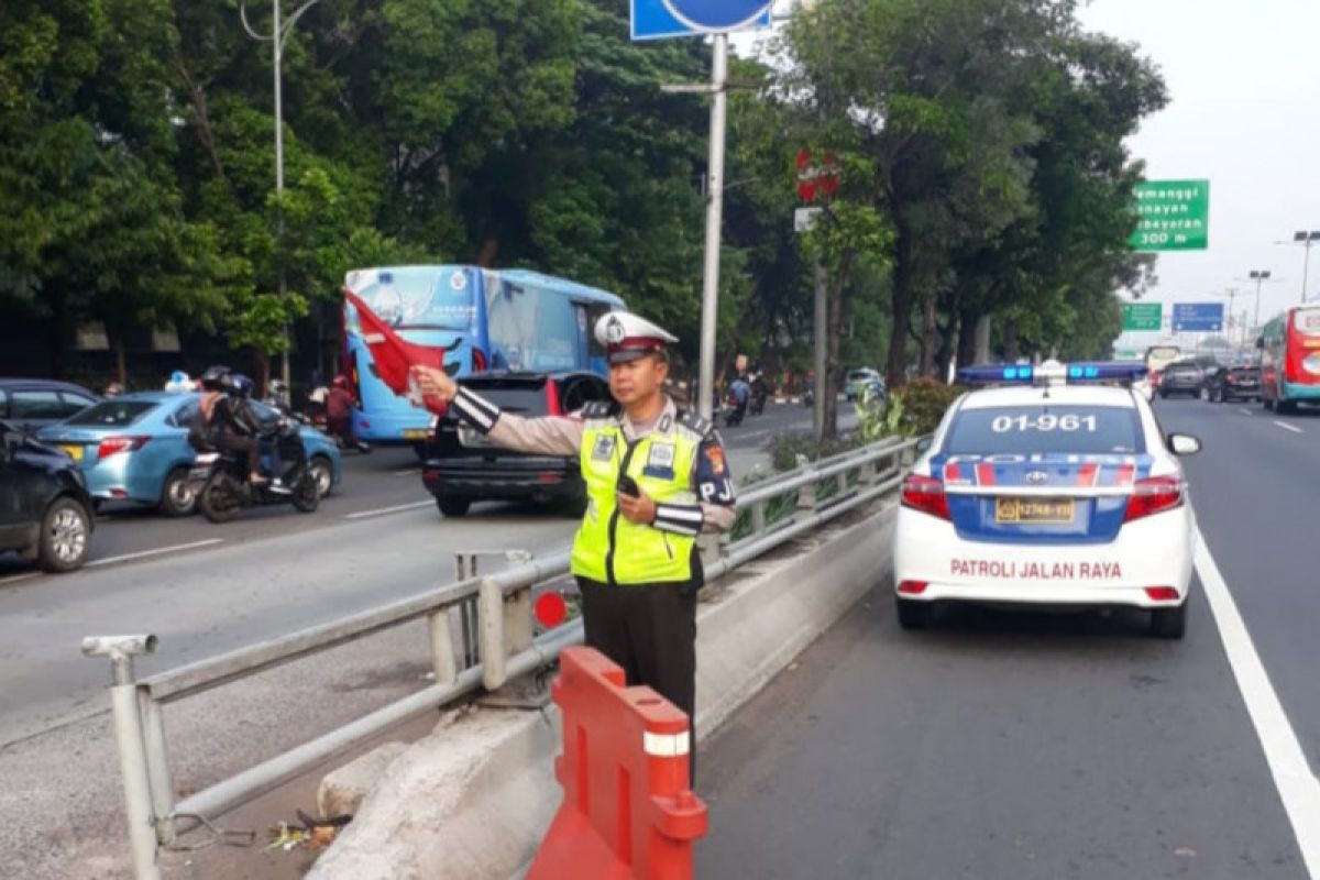 Lima truk bersumbu tiga ditilang PJR Polda Metro Jaya