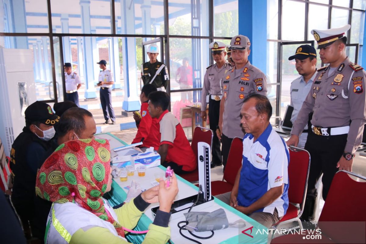 Polres Madiun periksa urine sopir bus di Terminal Caruban