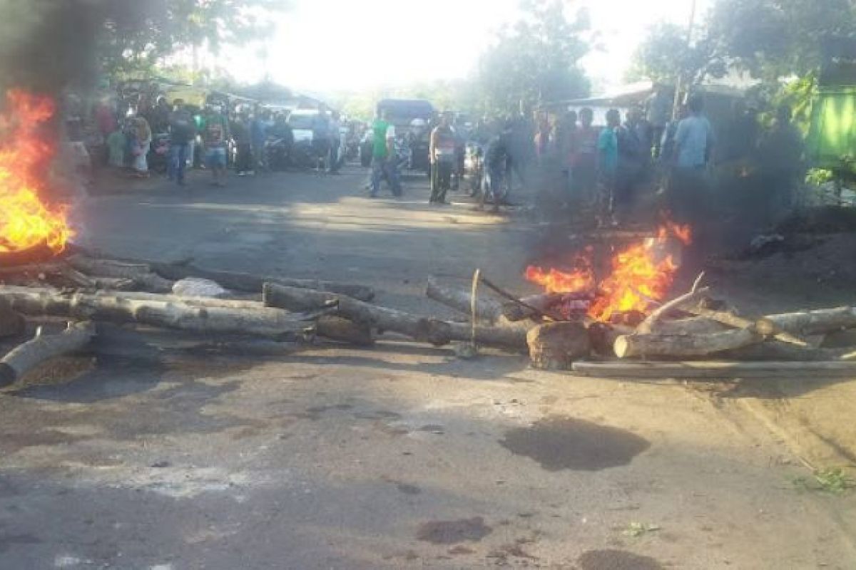 Buntut pembakaran truk, Warga Madapangga sempat tutup ruas jalan lintas Bima-Sumbawa