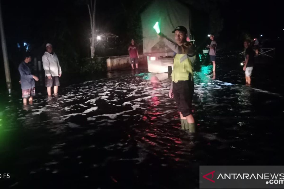 Polsek Ambawang atur lalin di lokasi banjir Jalan Trans Kalimantan