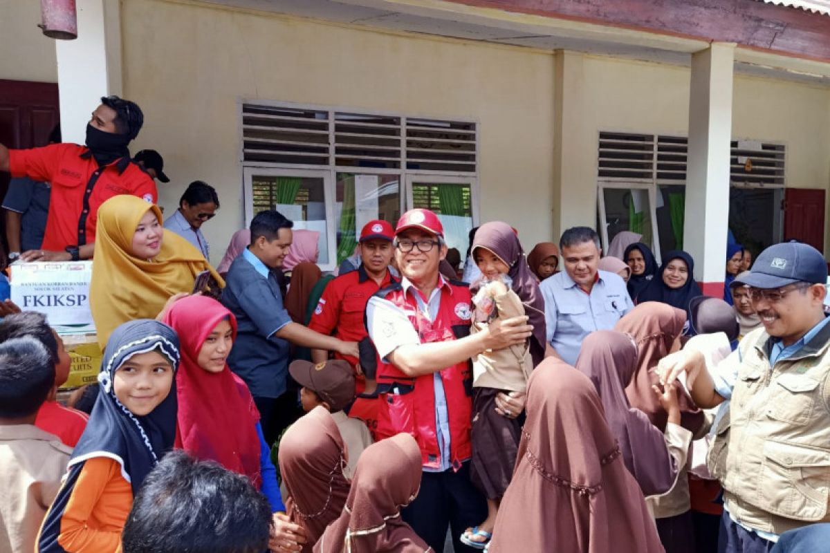 Semen Padang serahkan bantuan peralatan sekolah, pakaian, sembako dan semen di Solok Selatan