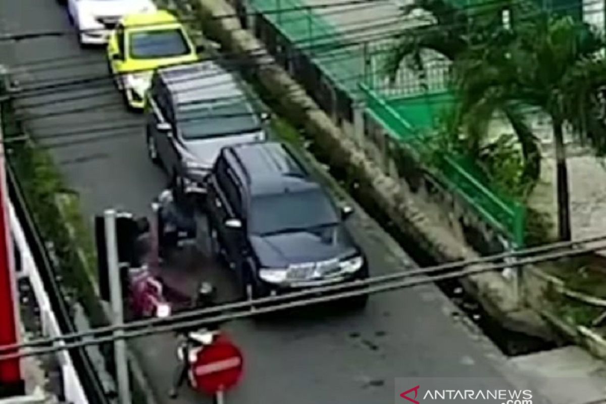Polisi selidiki video viral ulah pengendara motor sebabkan nenek tercebur ke parit