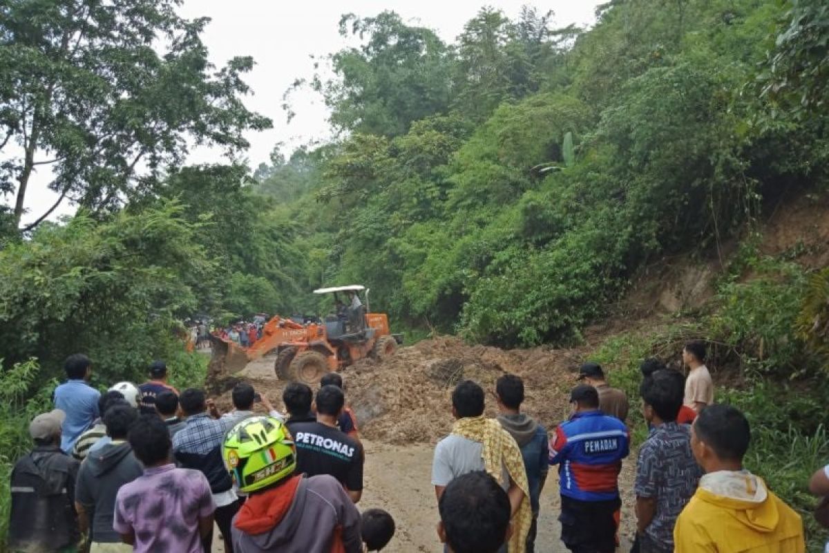 Lima kecamatan di Agam, Sumatera Barat diterjang banjir dan longsor akibat curah hujan tinggi