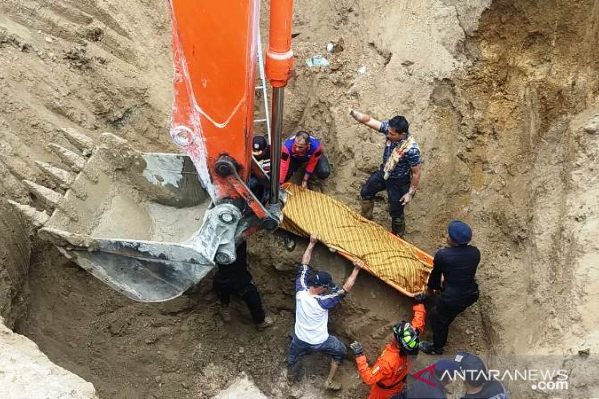 Korban terperosok jalan amblas ditemukan  meninggal dunia