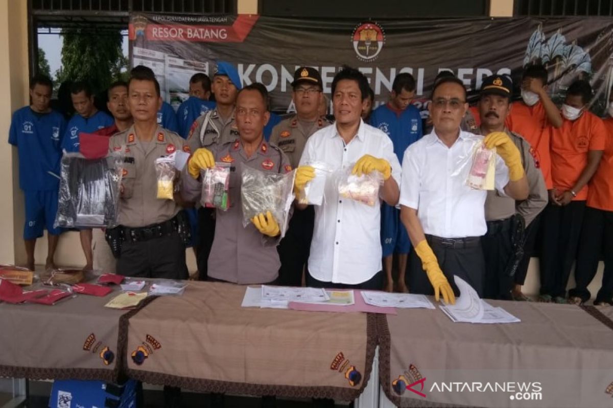 Polres Batang ungkap 4 kasus narkoba dan pencurian kayu