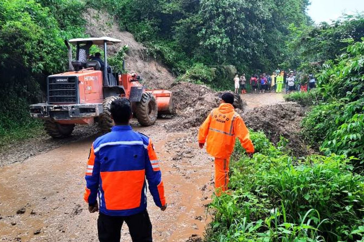 Longsor terjadi di 30 lokasi di Agam, semua menimbun jalan