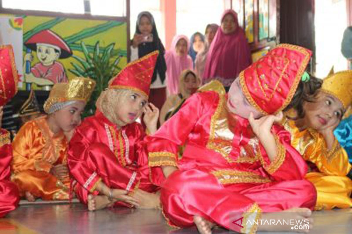 Gelar pentas seni upaya TK Pertiwi Nagari Palangki tampilkan bakat anak