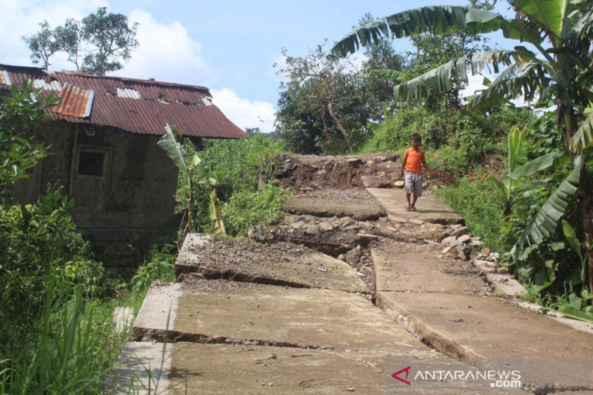 Warga Banjarnegara dimbau waspadai pergerakan tanah