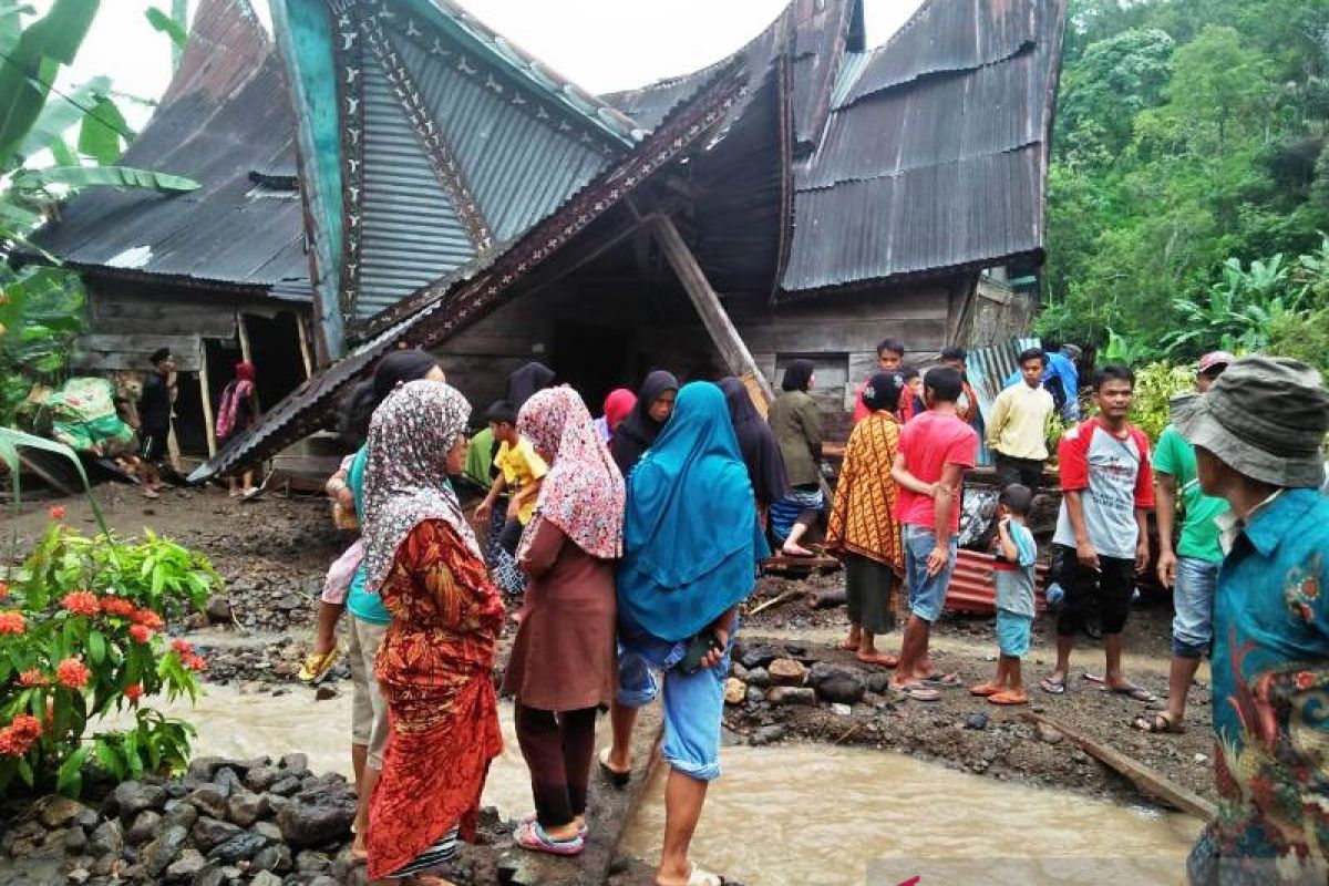 Tiga rumah warga Koto Sani rusak dihantam tanah longsor