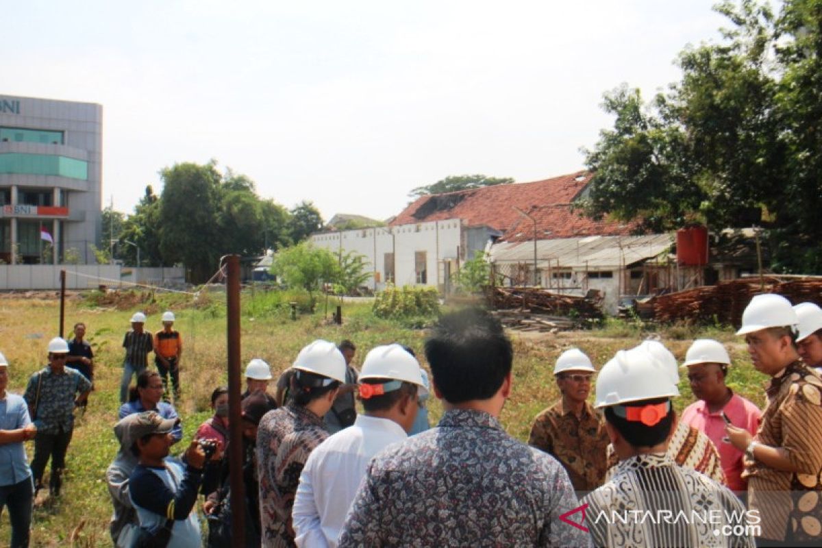 di lokasi jalan ambles Gubeng, hakim cocokkan gambar konstruksi